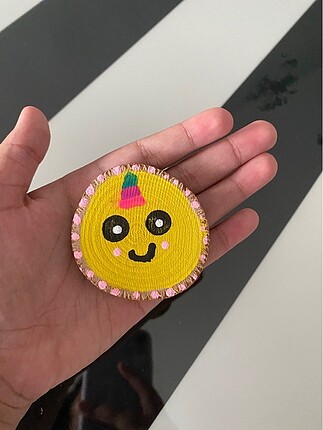 Accessorize Tahta boyanmış unicorn desenlidir.