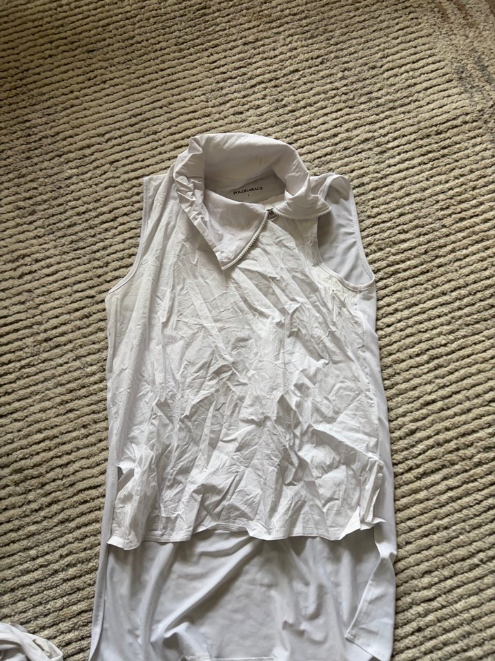 Minimal Beyaz Kolsuz Gömlek — görsel 2/4
