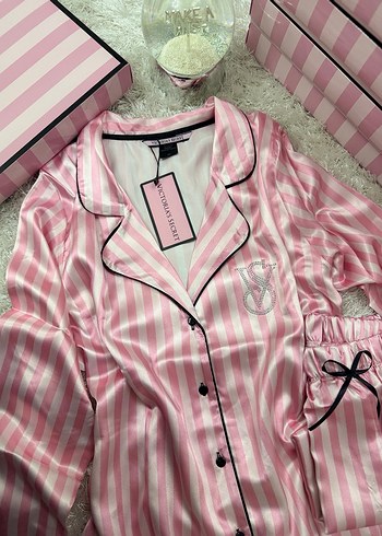 Victoria's Secret Pembe Çizgili Kadın Pijama Takımı M Beden - Görsel 3