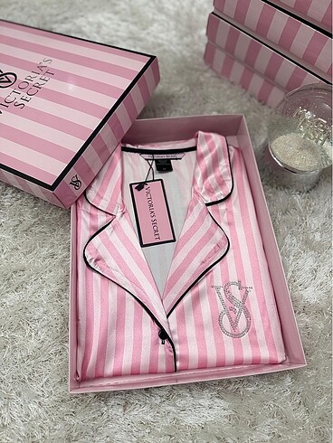 Victoria s Secret VICTORIA SECRET BASKILI PİJAMA TAKIMI. M, L, XL bedenler mevc