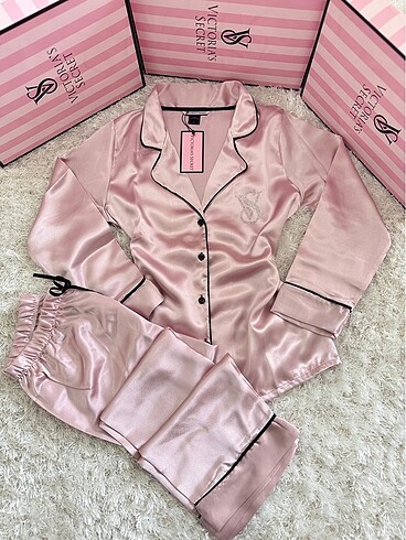 VICTORIA SECRET BASKILI PİJAMA TAKIMI. S, M, L, XL bedenler mevc