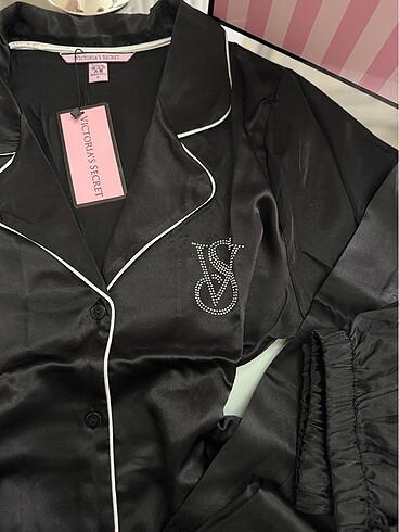 s Beden siyah Renk VICTORIA SECRET BASKILI PİJAMA TAKIMI. Hiç kullanılmamıştır. S,