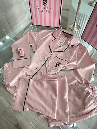 Victoria s Secret VICTORIA SECRET BASKILI PİJAMA TAKIMI. Hiç kullanılmamıştır. S, 