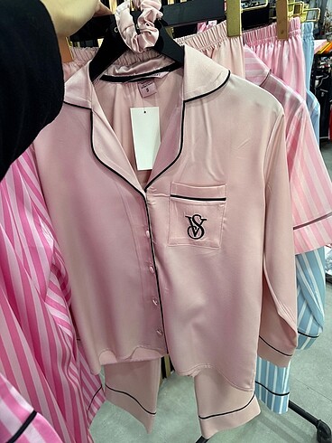 s Beden pembe Renk VICTORIA SECRET BASKILI PİJAMA TAKIMI. Hiç kullanılmamıştır. S, 