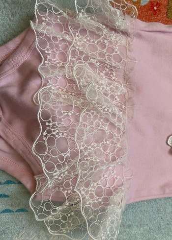 Dantel Detaylı Pembe Kız Bebek Askılı Body - Görsel 2