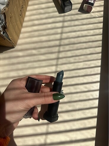 Beden Maybelline ruj yeşil