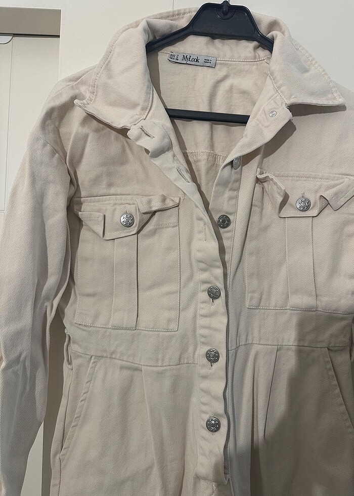 Krem düğmeli kemerli tulum - Görsel 2