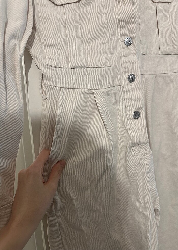 Krem düğmeli kemerli tulum - Görsel 4