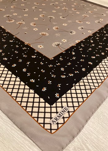 Armine Cicekli Kare Esarp Siklik Ve Rahatlik Bir Arada