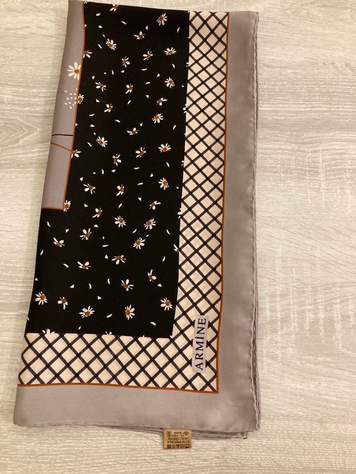 Armine Çiçekli Kare Eşarp  Şıklık ve Rahatlık Bir Arada — görsel 4/10