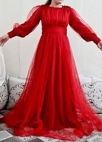 Kırmızı astarlı tül uzun tül abiye elbise