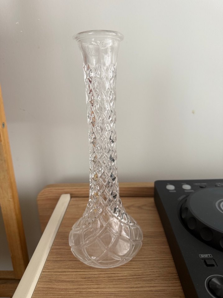 Uzun İnce Beyaz Cam Vazo - Görsel 2