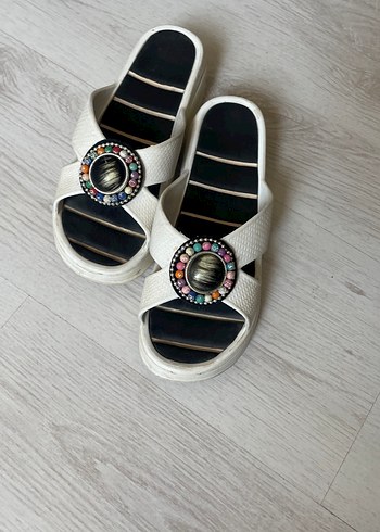 Boncuk Detaylı Beyaz Kadın Dolgu Topuk Terlik