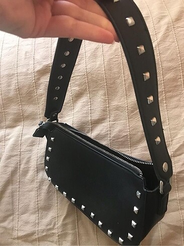  Beden Bershka Zımbalı Kol Çantası