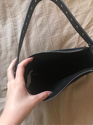  Beden siyah Renk Bershka Zımbalı Kol Çantası