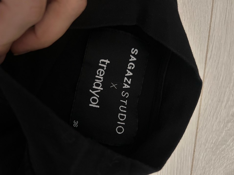 Kısa Kollu Siyah bluz - Görsel 2