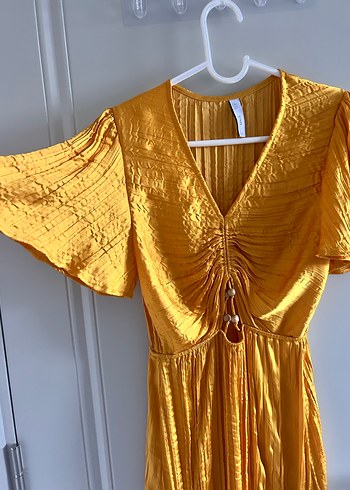 Parlak Altın Renkli Pliseli Uzun Elbise - Görsel 2