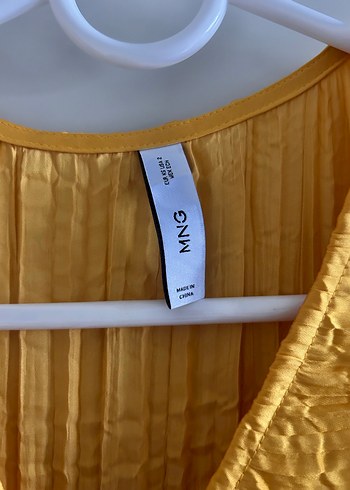 Parlak Altın Renkli Pliseli Uzun Elbise - Görsel 4