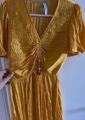 Parlak Altın Renkli Pliseli Uzun Elbise - Görsel 3