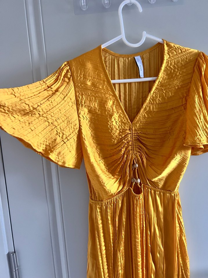 Parlak Altın Renkli Pliseli Uzun Elbise - Görsel 2