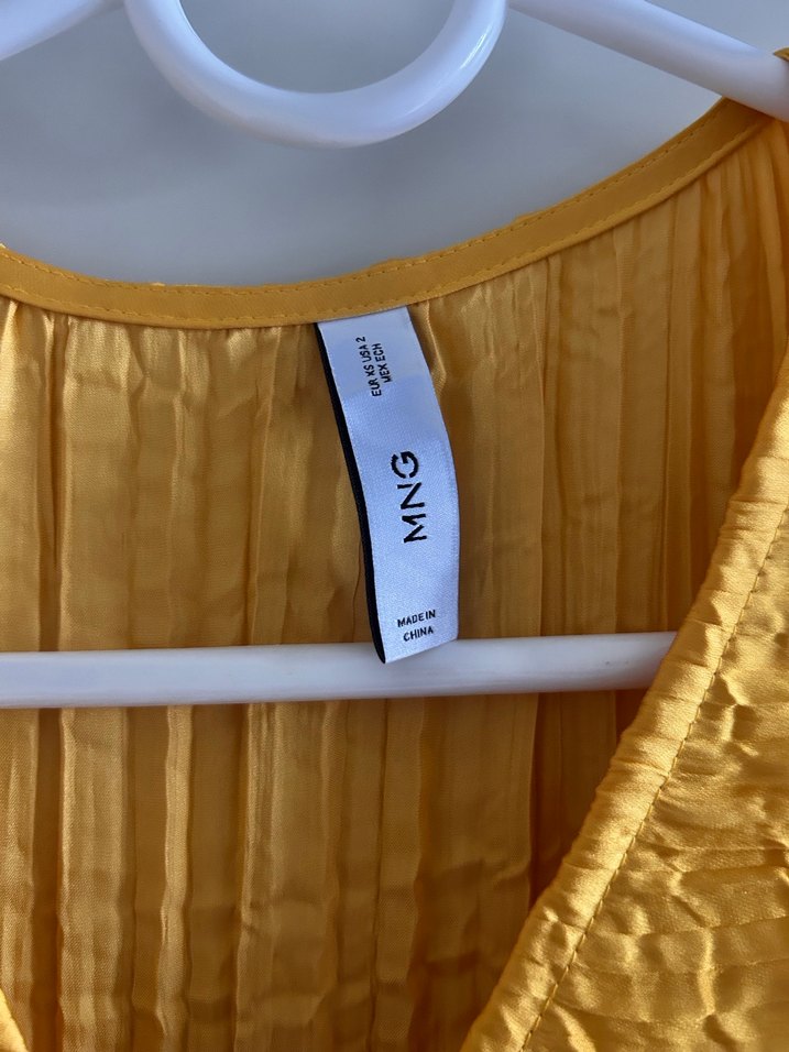 Parlak Altın Renkli Pliseli Uzun Elbise - Görsel 4