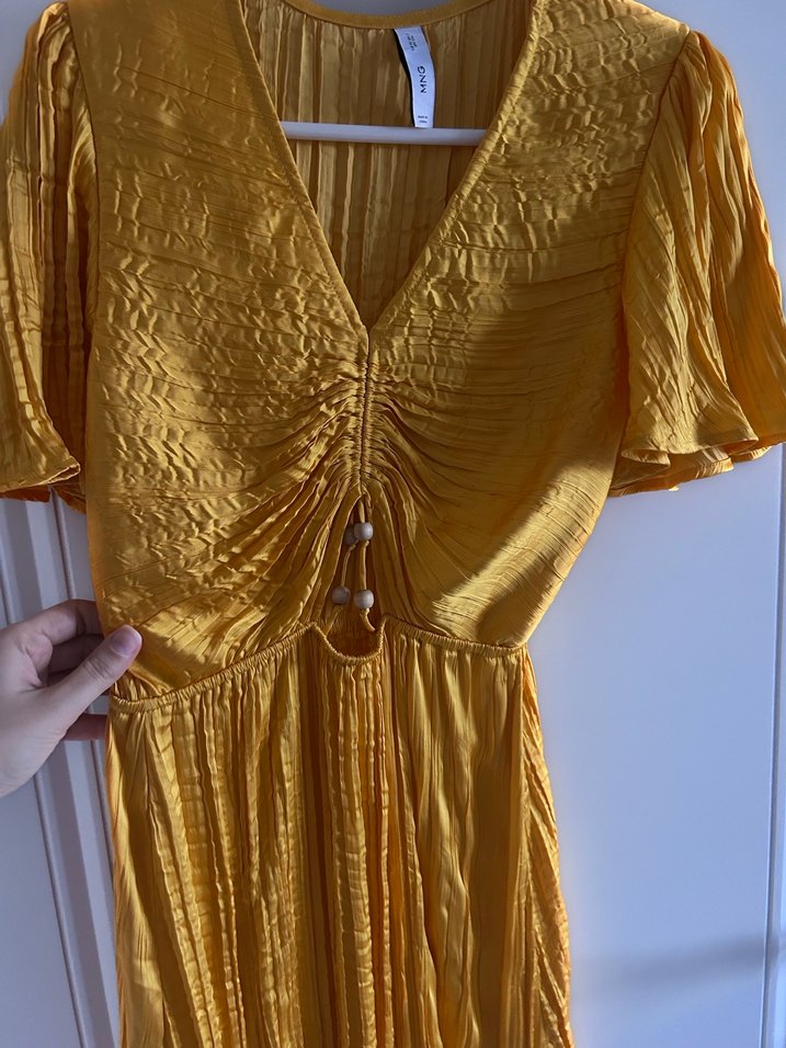 Parlak Altın Renkli Pliseli Uzun Elbise - Görsel 3