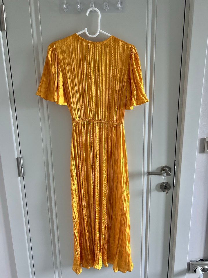 Parlak Altın Renkli Pliseli Uzun Elbise - Görsel 5