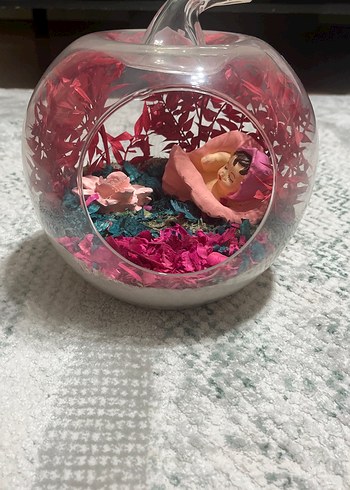 Pembe Cam Elma İçinde Minyatür Dekorasyon
