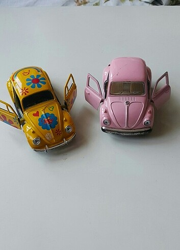 2 adet Volkswagen oyuncak araba