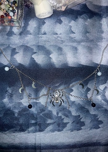 Accessorize Örümcek ve Ay Detaylı Gotik Kolye