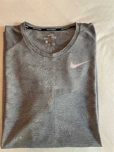 Nike sporcu tşörtü