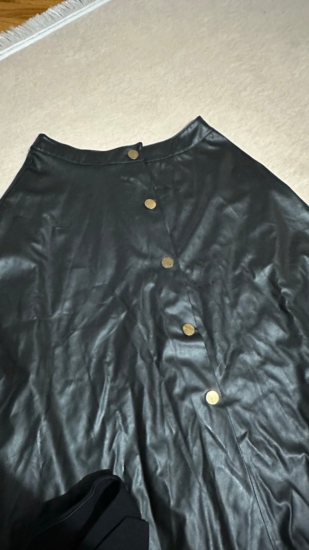 Düğmeli Siyah Parlak Deri Uzun Etek - Görsel 2