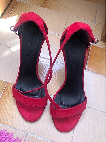 37 Beden kırmızı Renk Kırmızı ayakkabı?