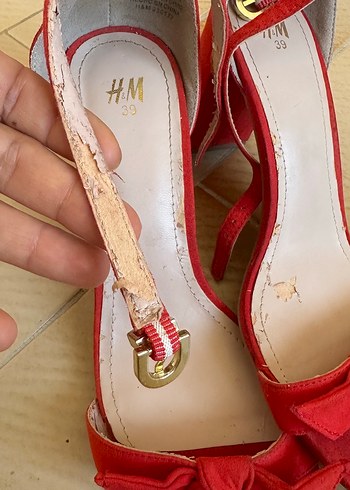 H&M Klasik Kırmızı Süet Tokalı Topuklu Ayakkabı