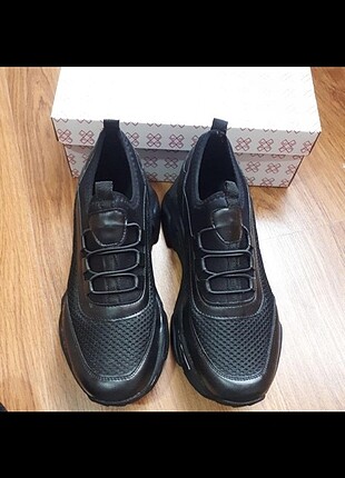Yeni yüksek siyah spor ayakkabı