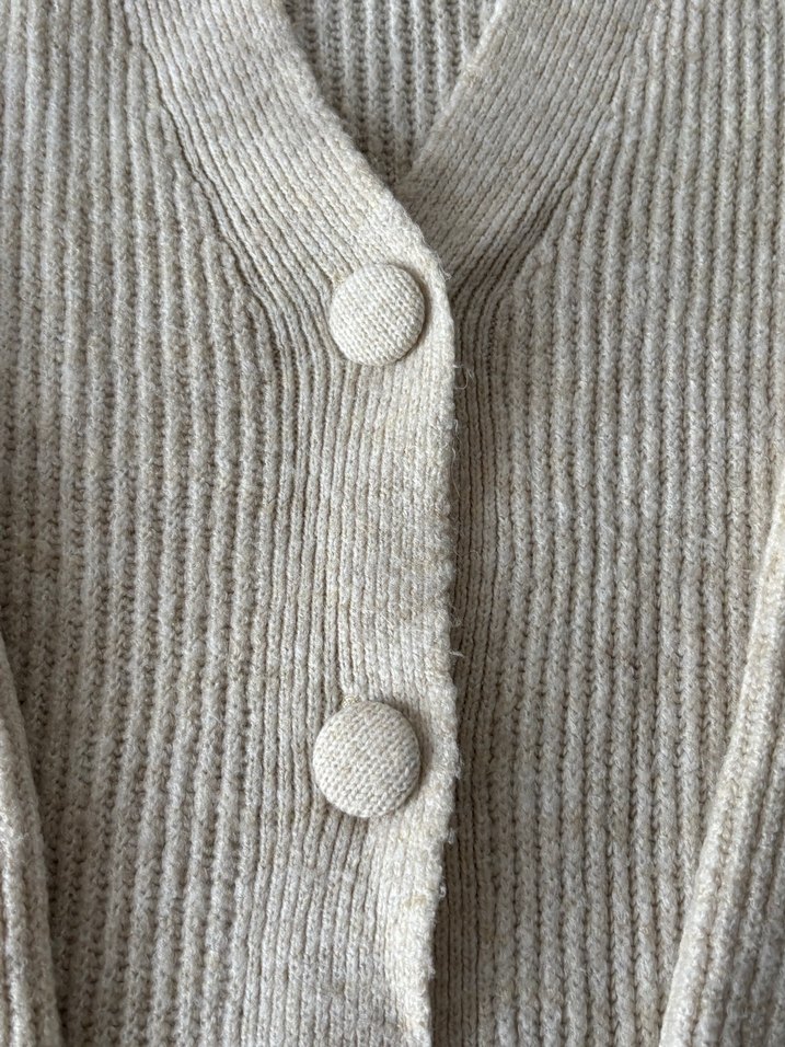 Bej V Yakalı Örgü Kadın Hırka - Görsel 3