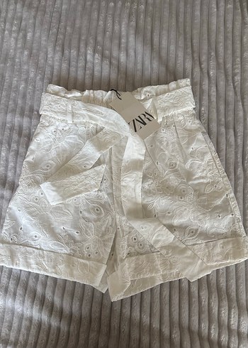 Zara Dantel İşlemeli Beyaz Mini Şort