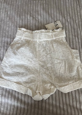 s Beden Zara Dantel İşlemeli Beyaz Mini Şort