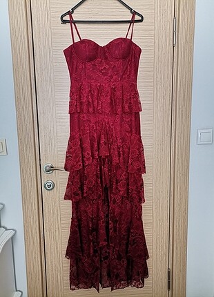 Bordo dantelli yırtmaç detaylı kat kat elbise 