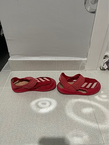 31 Beden kırmızı Renk Orjinal adidas sandalet