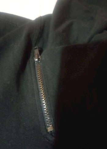 Kızlar için Siyah Pullu Kafatası Baskılı tişört - Görsel 5