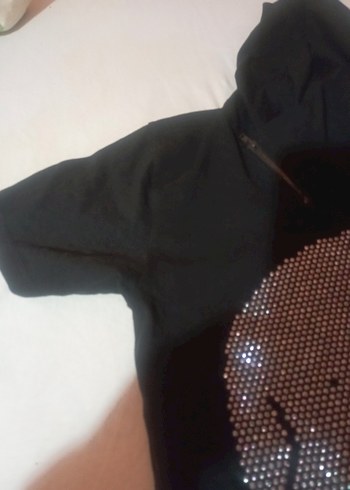 Kızlar için Siyah Pullu Kafatası Baskılı tişört - Görsel 2