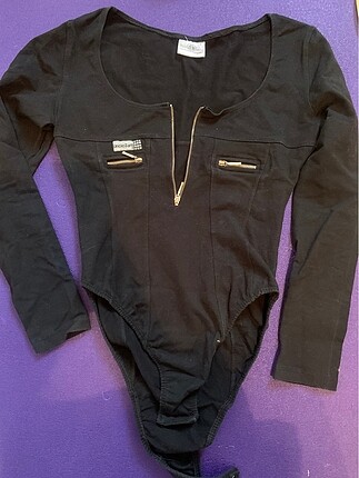 Siyah likrali bodysuit