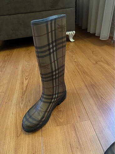 Burbery yağmur çizmesi