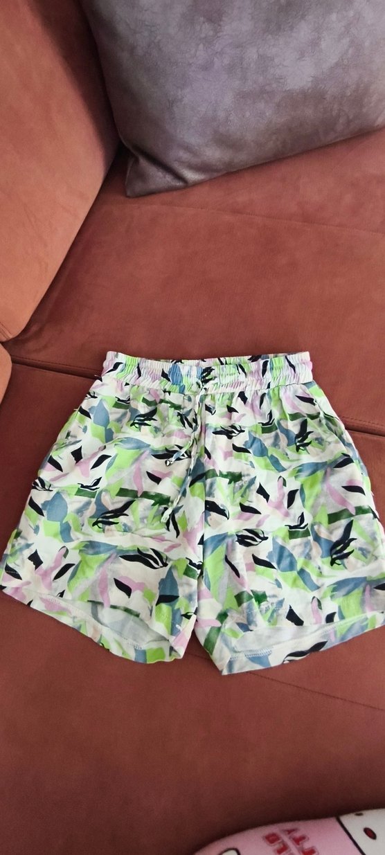 Renkli Batik Desenli Kız Şort ve Beyaz Dantel Detaylı Tişört - Görsel 4