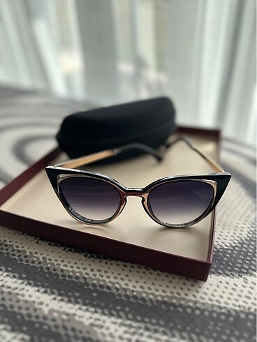 Cateye model siyah altın rengi güneş gözlüğü