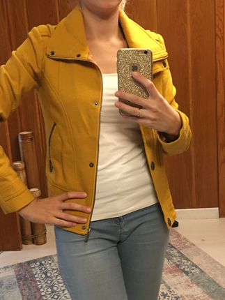 Sarı kaşe kaban.