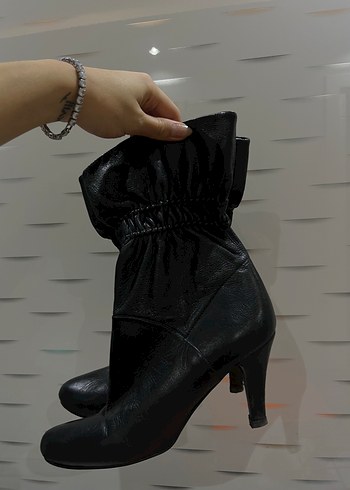 Siyah Deri Fırfırlı Stiletto Bot