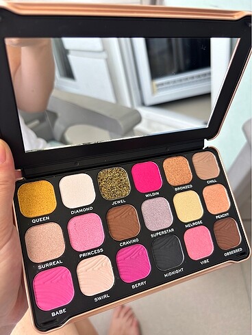 Revolution bare pink palet
