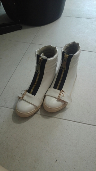 Beyaz suni deri ayakkabı